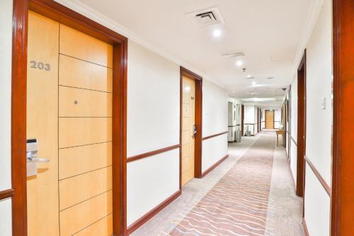 Landmark Summit Hotel