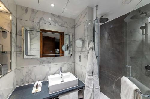 100 Queen's Gate Hotel London, Curio Collection by Hilton