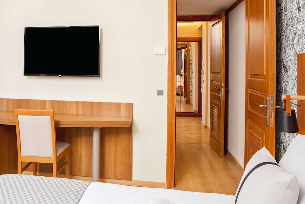 Zeus Essence Ramada Athens