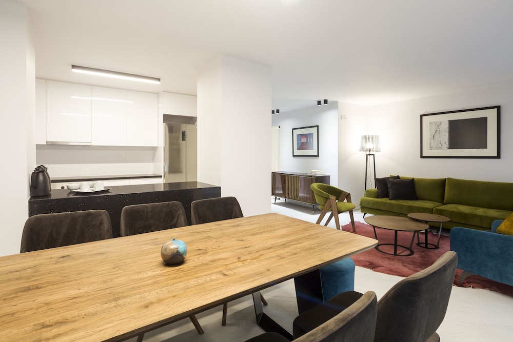 Vol 5 The Mini Lodge