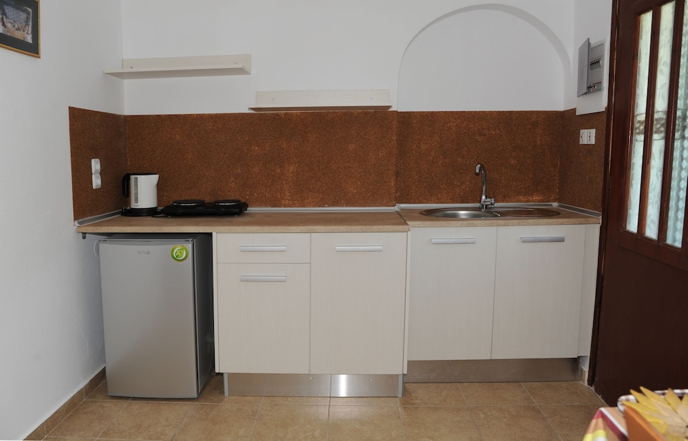 Captain's Studios & Apartments