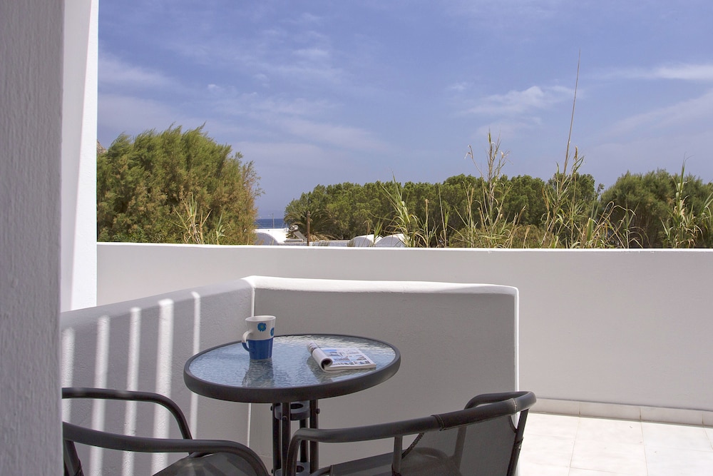 Romani Studios Perissa