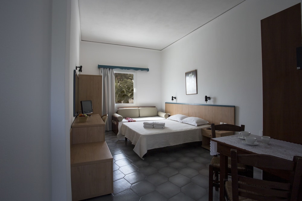 Romani Studios Perissa