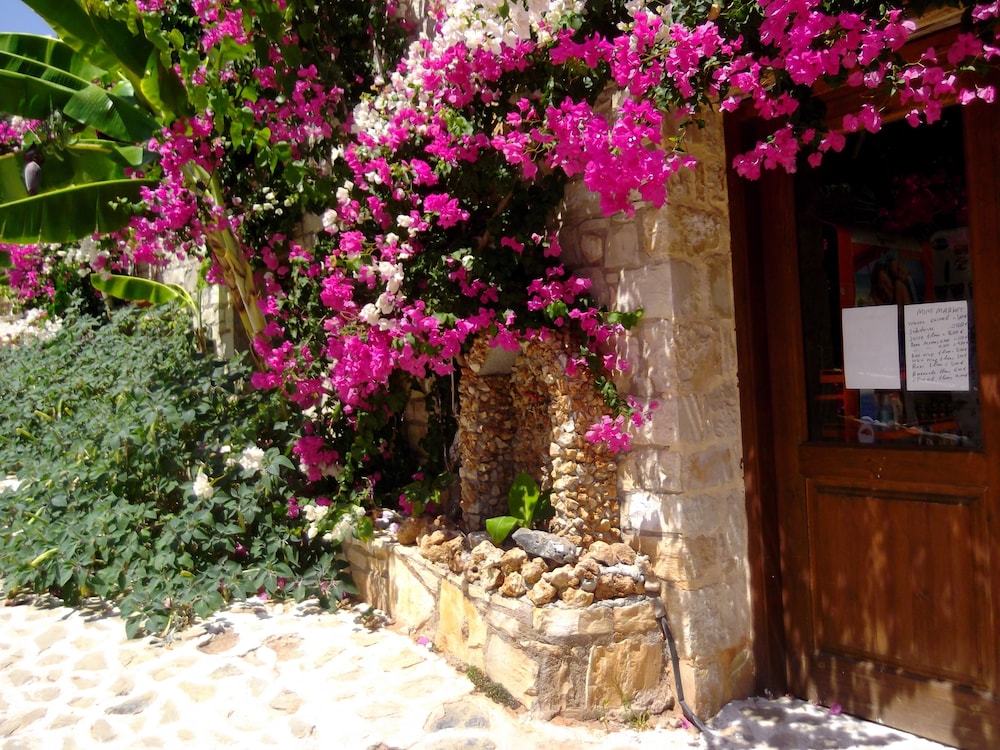 Stone Village Petrino Horio