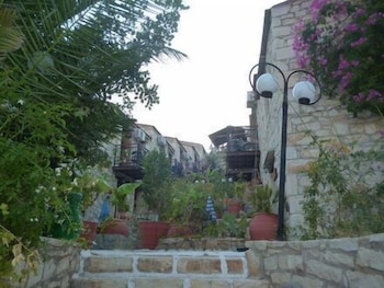 Stone Village Petrino Horio