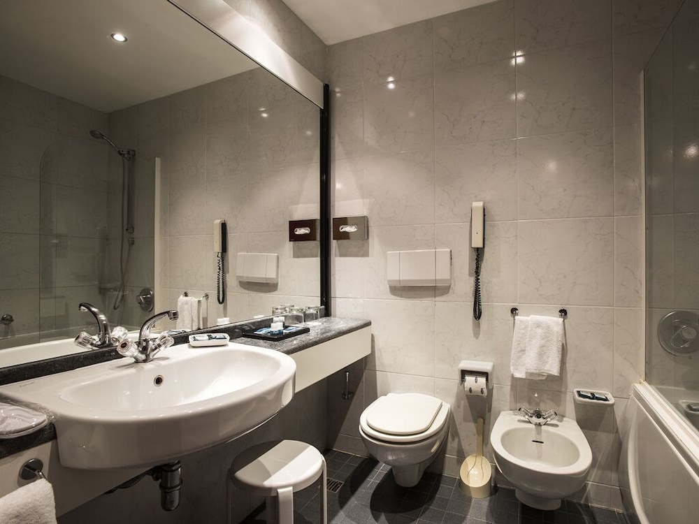 FlyOn Hotel & Conference Center