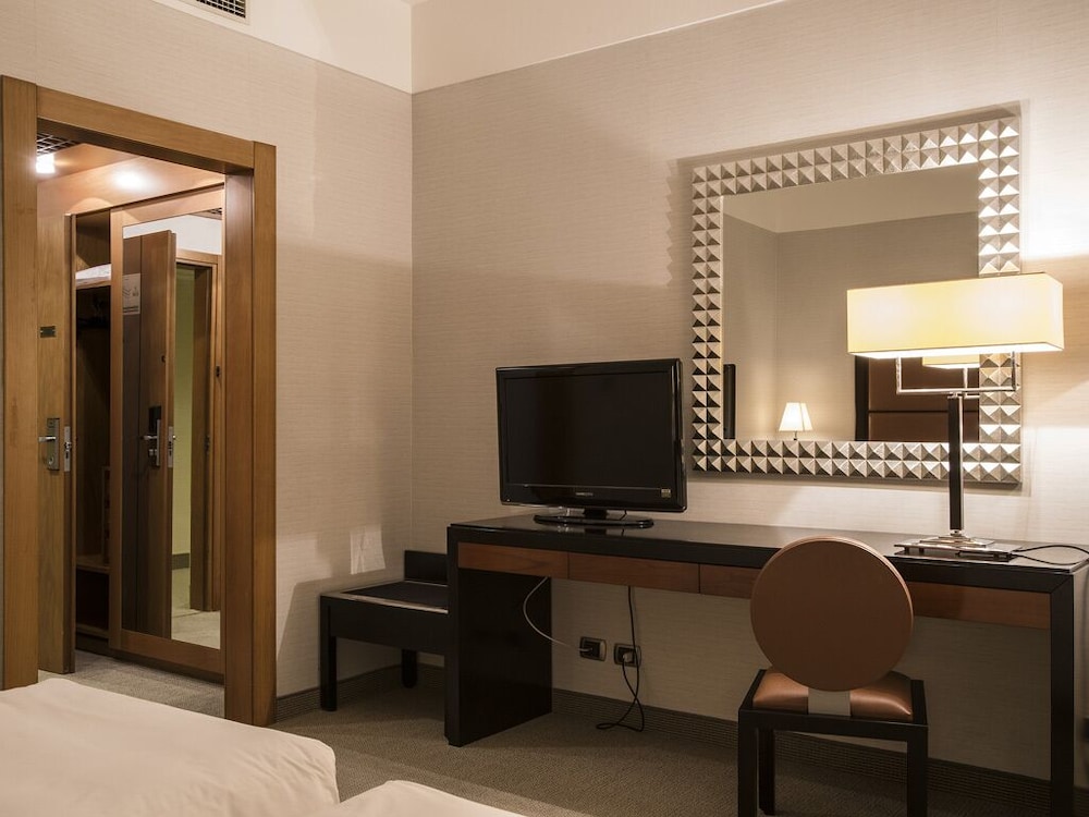 FlyOn Hotel & Conference Center