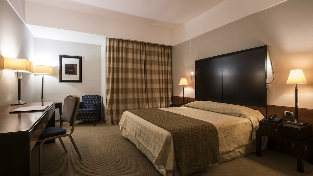 FlyOn Hotel & Conference Center