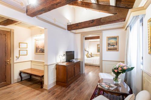 Hotel Monaco & Grand Canal