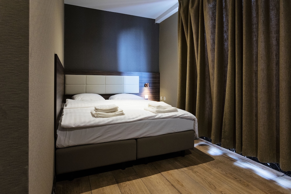 Amsterdam Lake Hotel