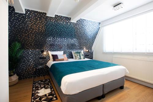 Quentin Golden Bear Hotel