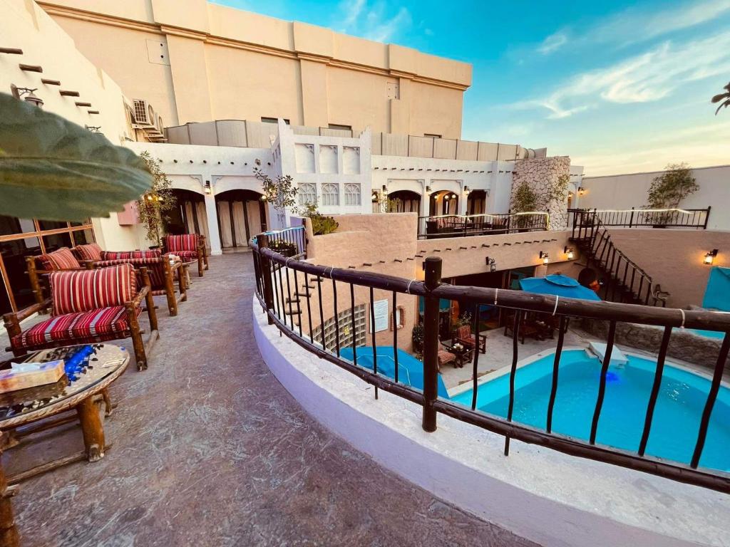 Al Liwan Suites Hotel