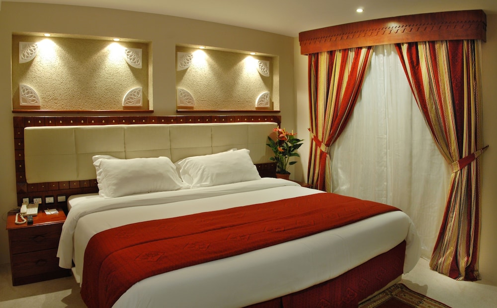 Al Liwan Suites Hotel