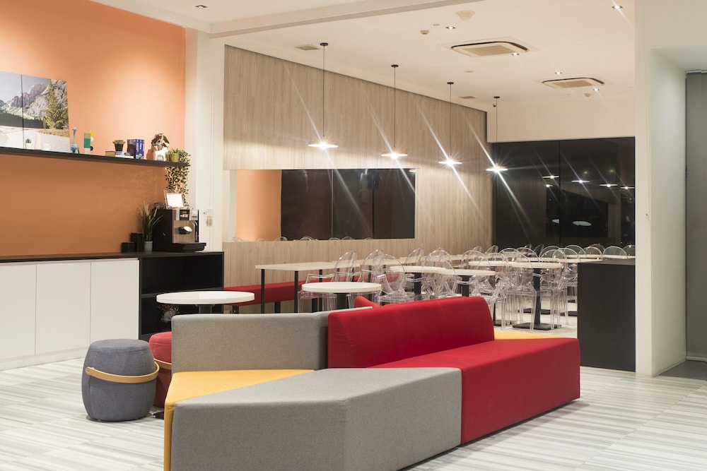 Lion Peak Hotel Dickson