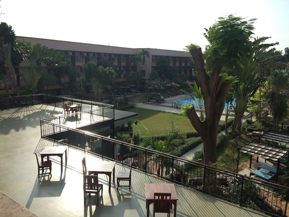 Basaya Beach Hotel & Resort