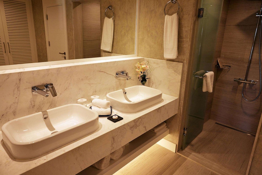 Lara Barut Collection