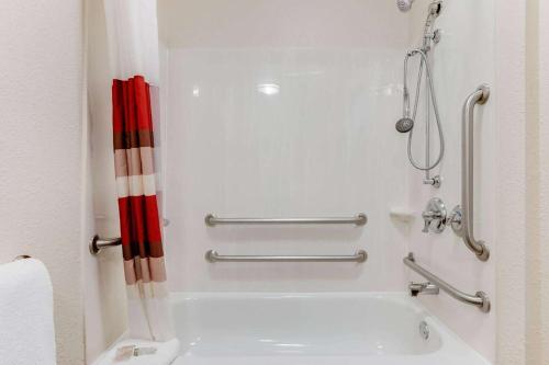 Super 8 by Wyndham Deerfield Northbrook