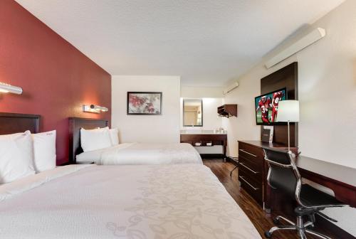 Super 8 by Wyndham Deerfield Northbrook
