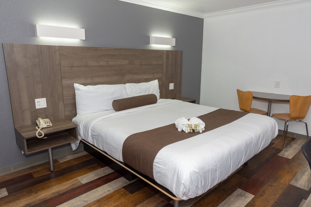 Value Inn - Bellflower