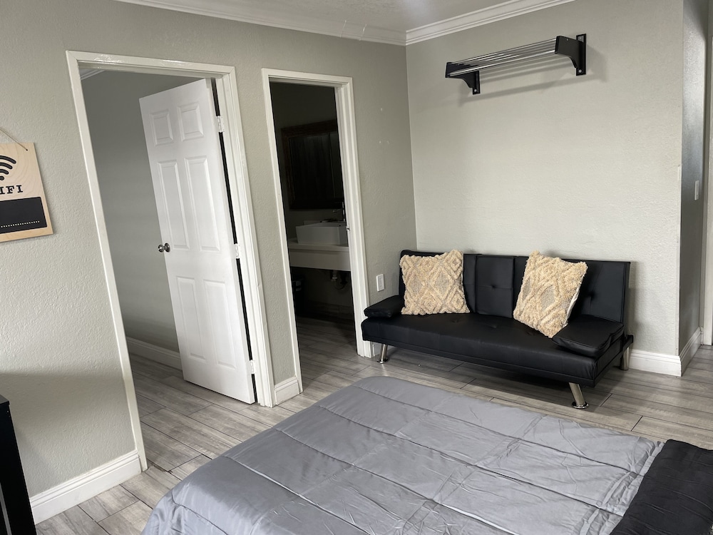 Cabana Inn & Suites