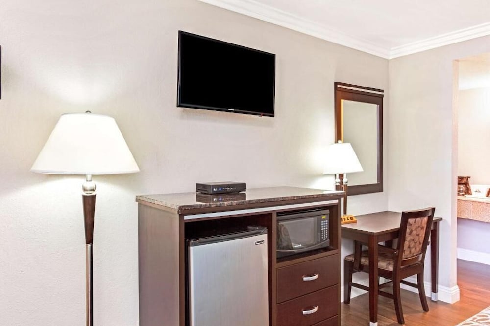 Cabana Inn & Suites