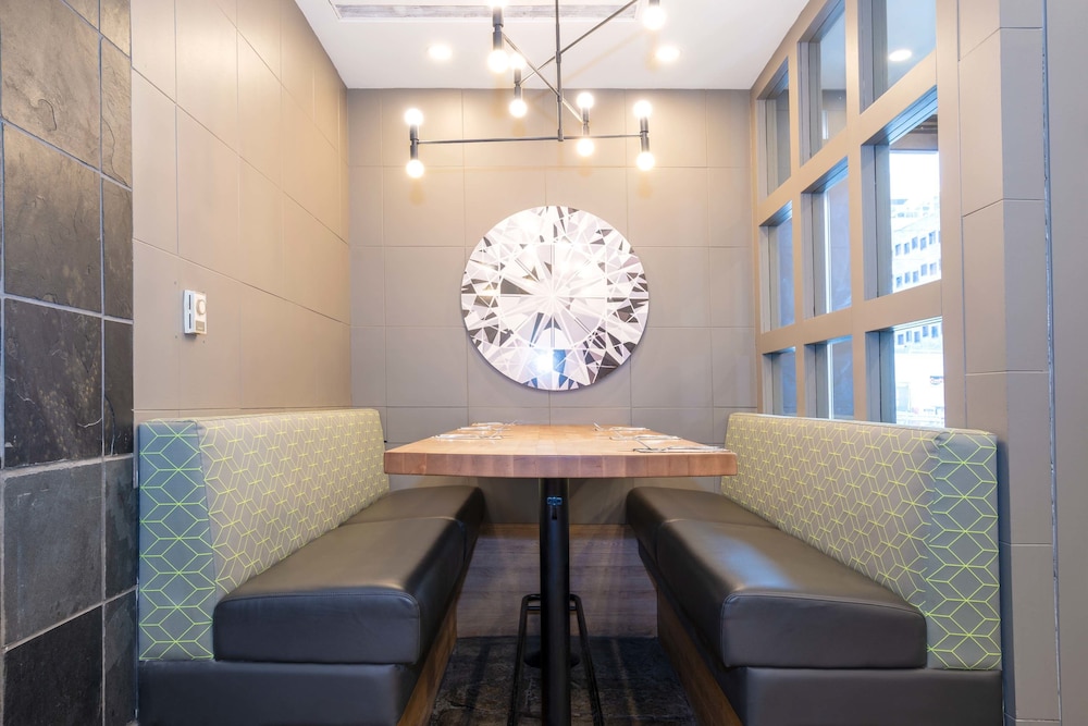 Sandman Signature Calgary Downtown Hotel