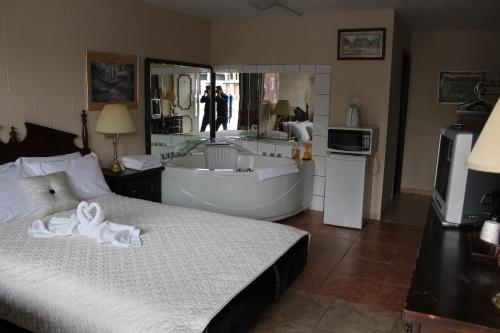 Ritz Inn Niagara And Wedding Chapel