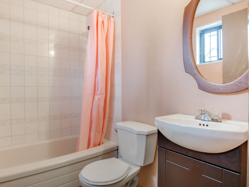 OYO Hotel Niagara Falls, ON - Fallsview