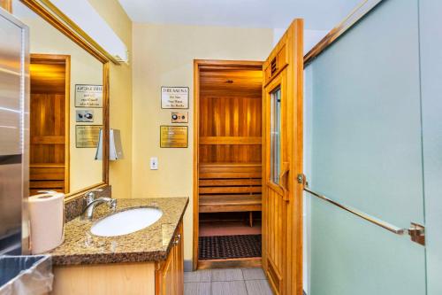 Grand Park Hotel and Suites Vancouver Downtown