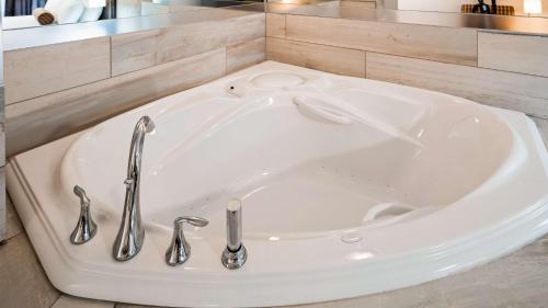 Best Western Plus Country Meadows Inn