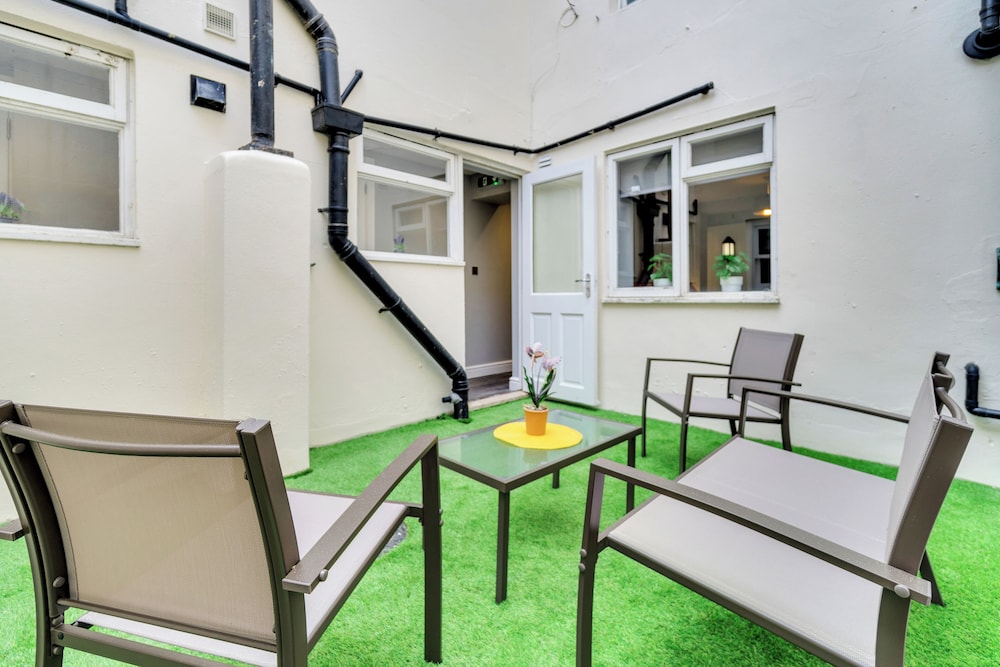 Bright And Spacious Flat With Garden