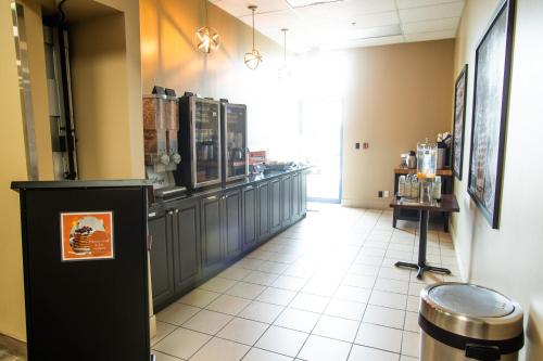 Super 8 by Wyndham Mississauga