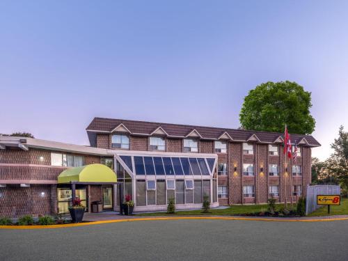 Super 8 by Wyndham Toronto East ON