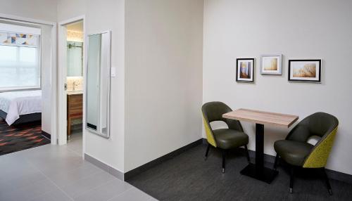 Holiday Inn Hotel & Suites Oakville @ Bronte