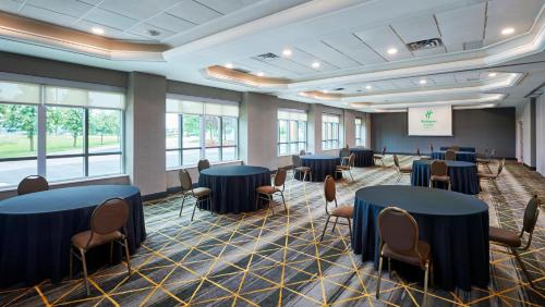 Holiday Inn Hotel & Suites Oakville @ Bronte