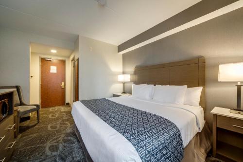 Monte Carlo Inn Airport Suites