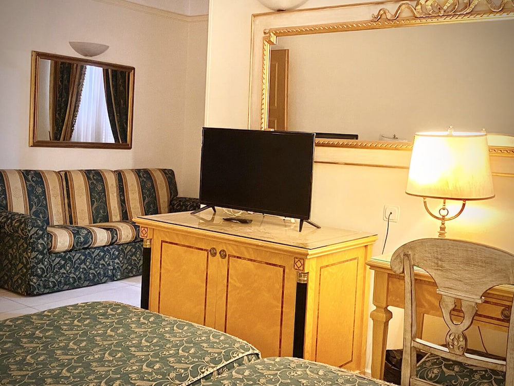 Hotel Champagne Palace