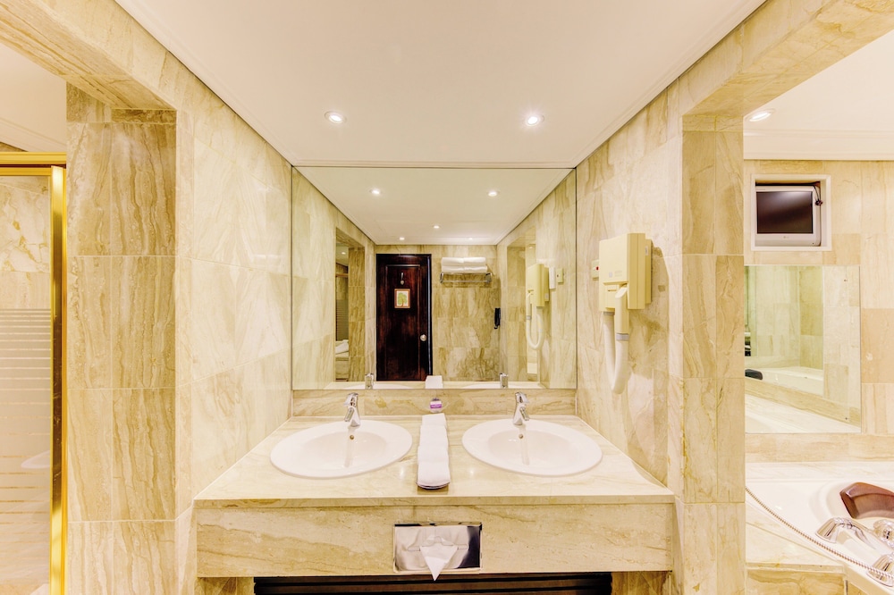 Cinnamon Lakeside Colombo 