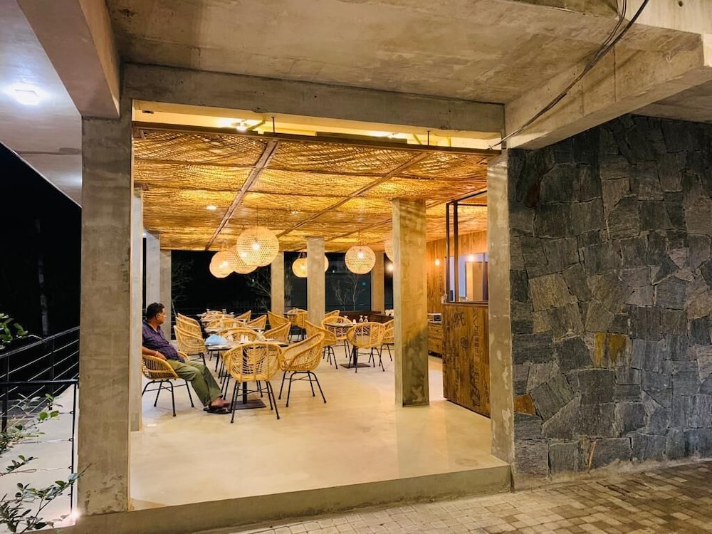 Ella Royal Ace Hotel