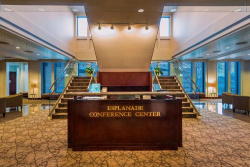 DoubleTree Suites by Hilton Hotel & Conference Center Chicago-Downers Grove