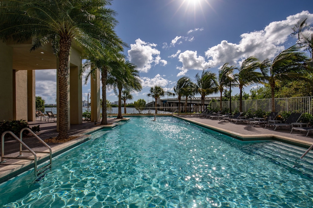 Mare Azur Miami Luxury Apartments by Grand Bay