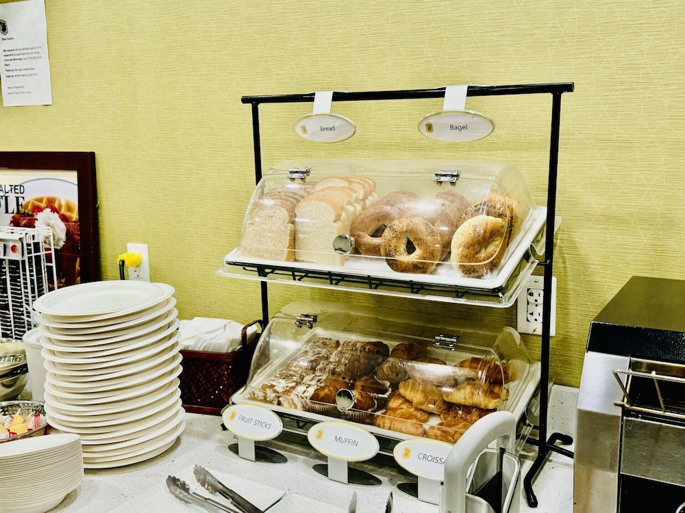 Super 8 by Wyndham Ajax/Toronto On