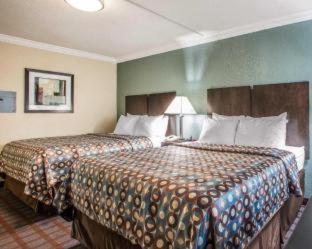 Super 8 by Wyndham Meadowlands