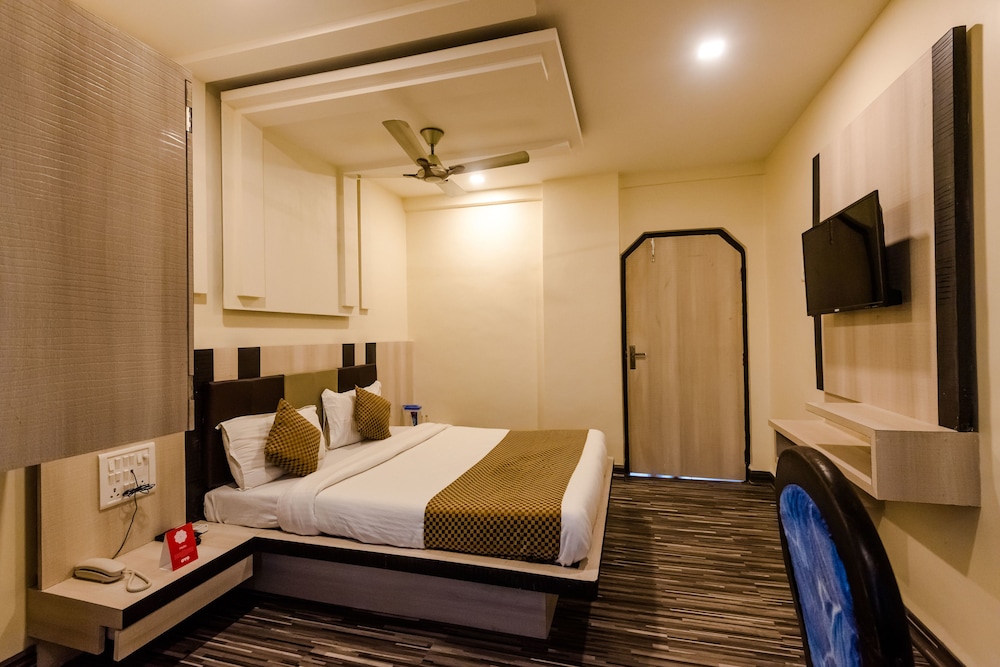 OYO Rana Residency Near Western Express Highway Metro Station