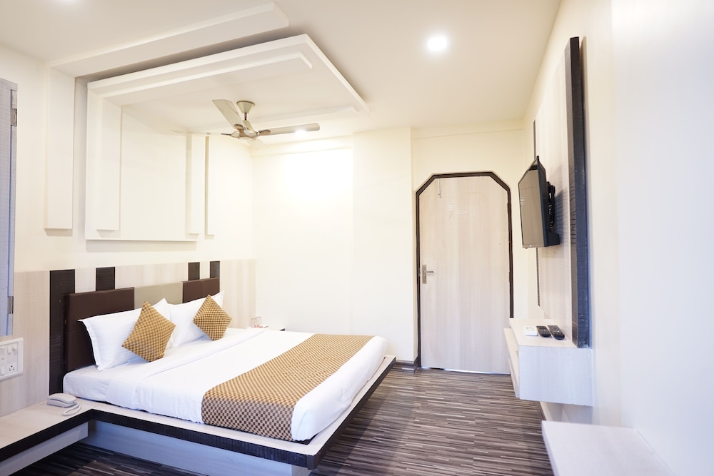 OYO Rana Residency Near Western Express Highway Metro Station