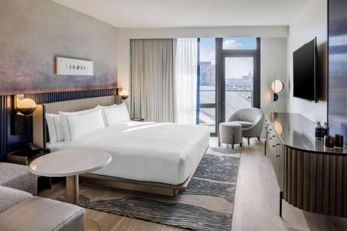 The Morrow Washington DC, Curio Collection by Hilton