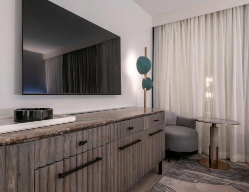 The Morrow Washington DC, Curio Collection by Hilton