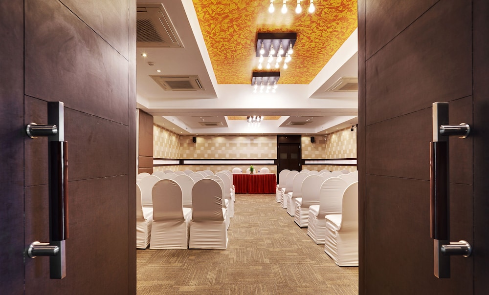 Whispering Palms Hotel