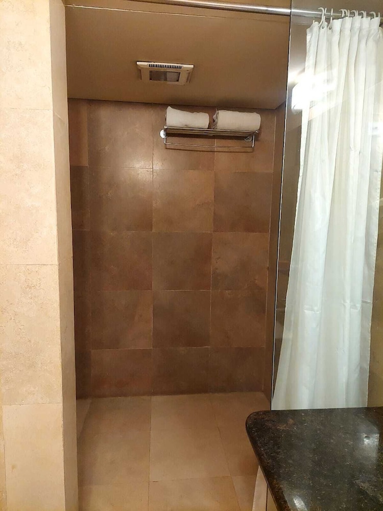 Whispering Palms Hotel