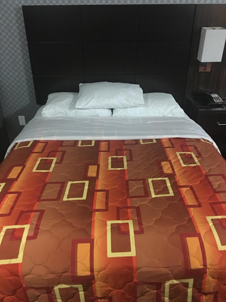 Red Carpet Inn Elmwood Park